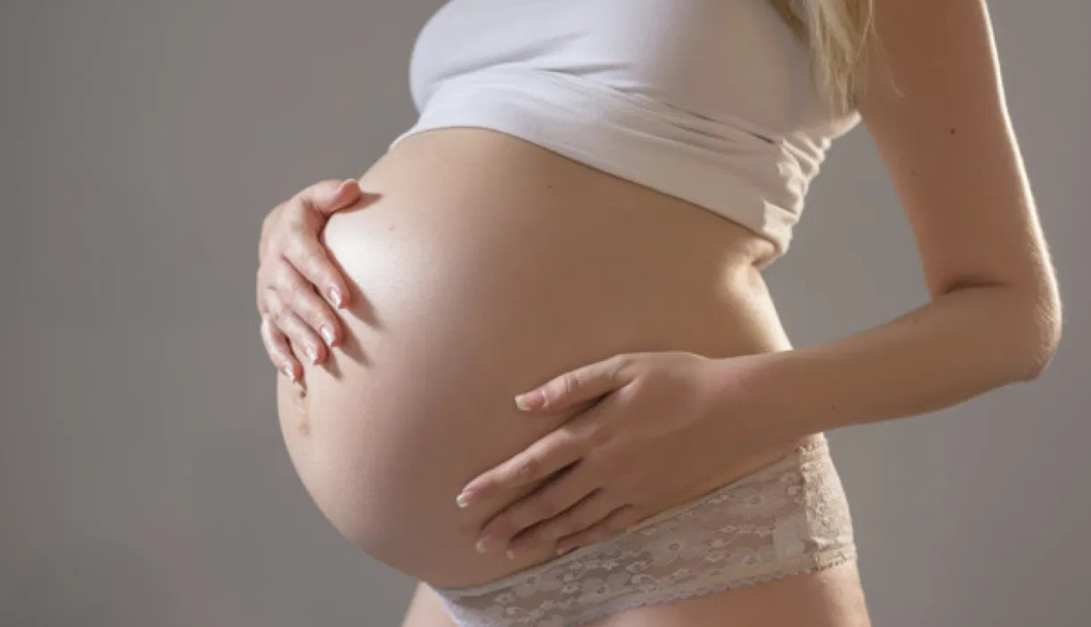 Большие животы беременных девушек